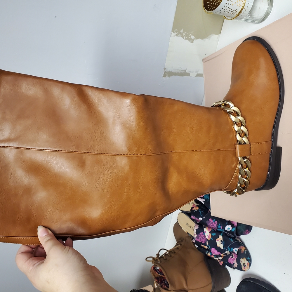 Stylish Tan Leather Boots with Gold Chain Accent